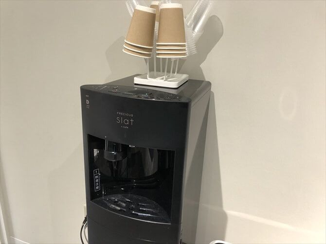 【パーソナルジム】パームス渋谷店::無料の飲み物は、ホットのコーヒーや紅茶、緑茶のほか、アイスコーヒーも用意されています。