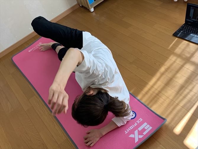 CLOUD GYM｜オンライン型パーソナルジム::体重が増加したことに加え、姿勢やスタイルの崩れも気になっていたというT.K.さん。 単に体重を落とすだけでなく、とても気に入っていたという過去の自分の体形に戻すべく、トレーニングが進められます。