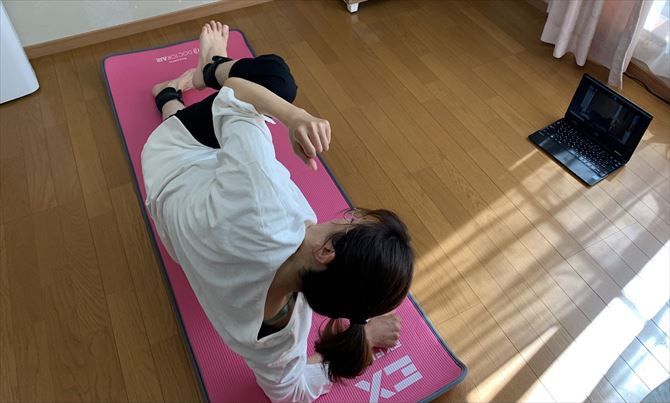 CLOUD GYM｜オンライン型パーソナルジム::過去に痛めたことのあるヒザなどに負担が掛からないよう、細かくパーソナライズされたトレーニングメニュー。セッションの最後には「記憶が飛ぶ」というほどの追い込みもかけられ、心地よい疲労感が得られます。