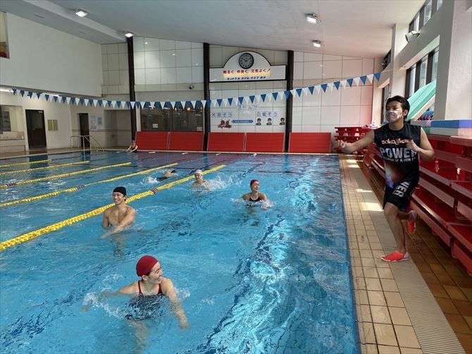 ヨコハマフィットネスプラザ（セントラルスイムクラブ横浜）::音楽に合わせて、シンプルな動きで全身を動かす「アクアビクス」。水の特性を存分に利用して、効果的に体力アップ、シェイプアップが目指せます。