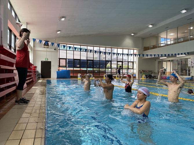 ヨコハマフィットネスプラザ（セントラルスイムクラブ横浜）::単純に身体を満足に動かすだけでなく、精神的な面も含めた広い意味での健康を提供していくことを目的としてグループレッスンの形式を採用。レッスンを行うインストラクターや、一緒に参加するメンバーとのコミュニケーションも大切にしながら実施されています。