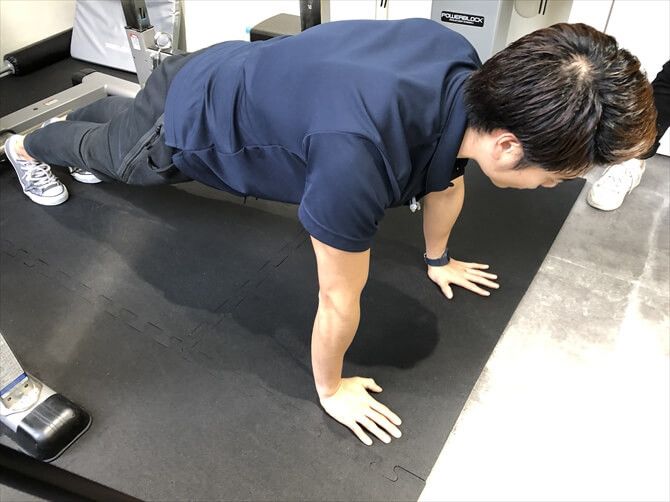【パーソナルジム】パームス渋谷店::最初にトレーナーが示す手本を見て動きを覚えます。